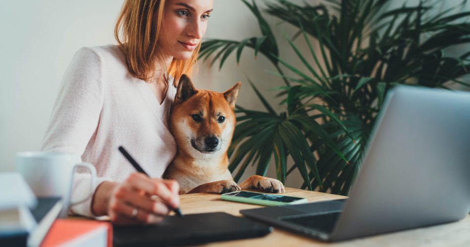 Frau im Home Office mit Hund
