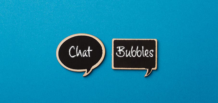 Zwei Sprechblasen auf blauem Hintergrund mit dem Text Chat Bubbles