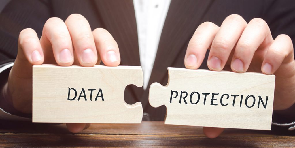 Zwei Hände zeigen data protection Bausteine