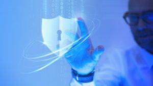 Mann mit Brille berührt ein Schild mit Symbol für Vorhängeschloss