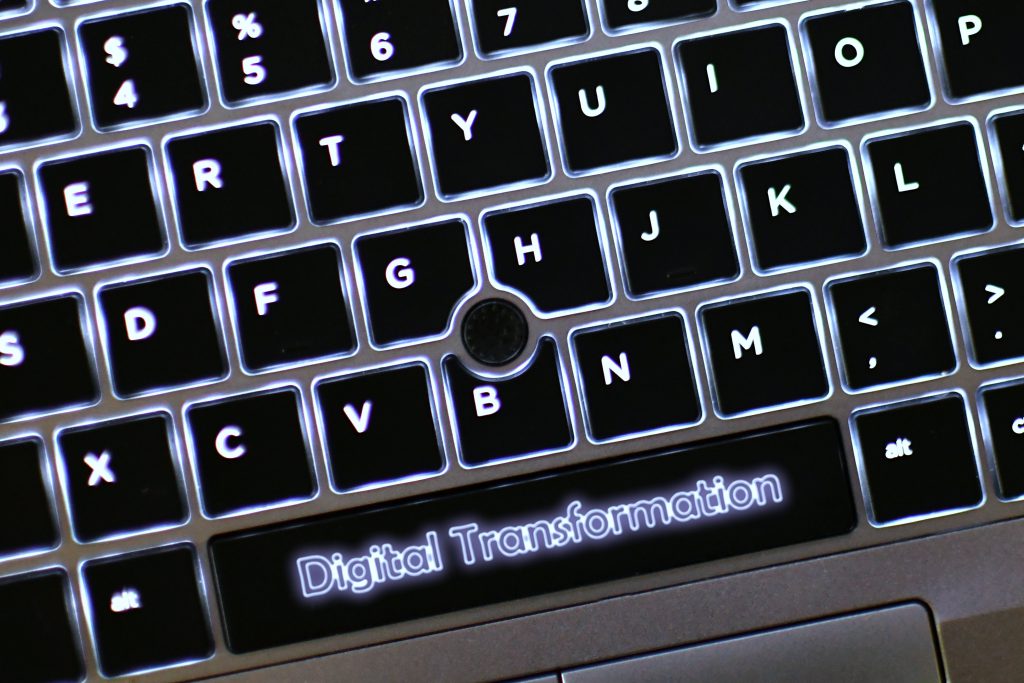 Laptop Tastatur Aufschrift Digital Transformation
