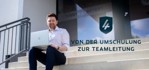 Oliver Eingrüber sitzt auf der Treppe vor dem T4M HQ mit dem Laptop auf dem Schoß